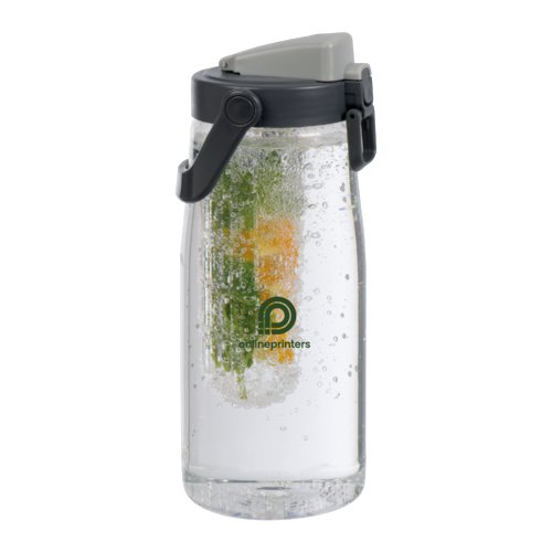 Transparante infuserfles met deksel en draagbeugel.