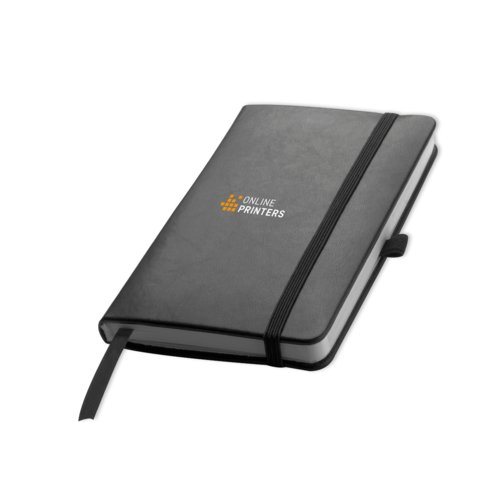 Zwart notitieboek met elastische sluiting en bladwijzer.