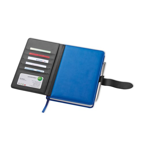 Blauw notitieboek met omslag, pennenlus, visitekaartjessleuven en elastische bandsluiting.