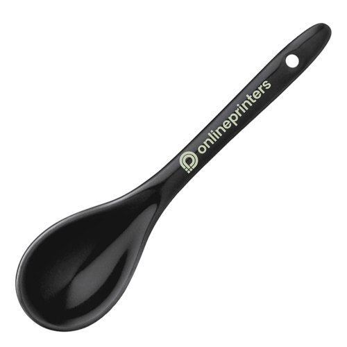 Zwarte plastic lepel met een gat aan het uiteinde van het handvat.