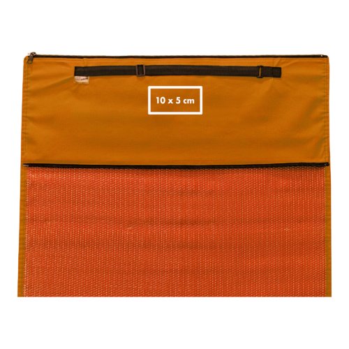 Oranje strandmat met draagbeugel en ritssluiting.