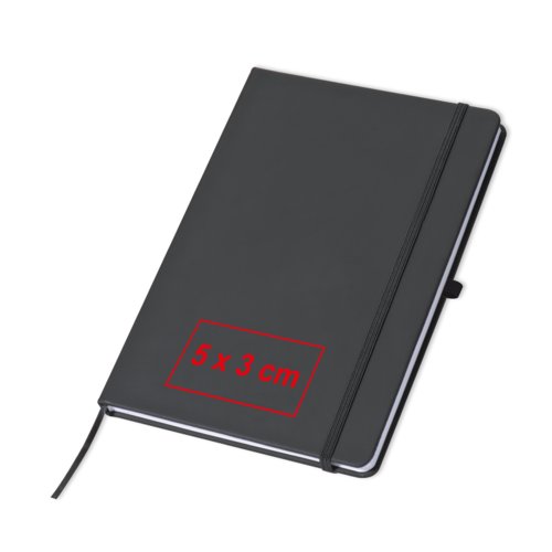 Zwart notitieboek met elastische sluiting en bladwijzer.