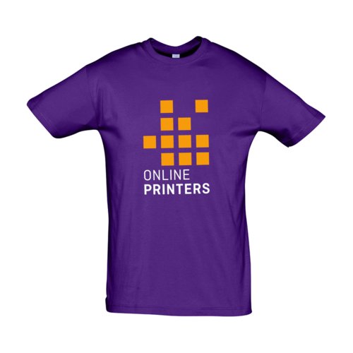 Donkerpaars katoenen T-shirt met korte mouwen.