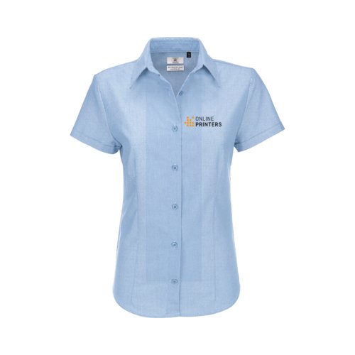 Oxford blauwe katoenen damesblouse met korte mouwen en knoopsluiting.