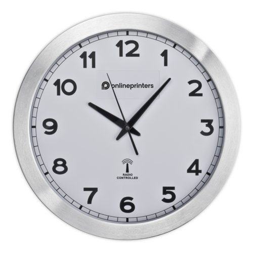 Metalen wandklok met analoge tijdweergave.