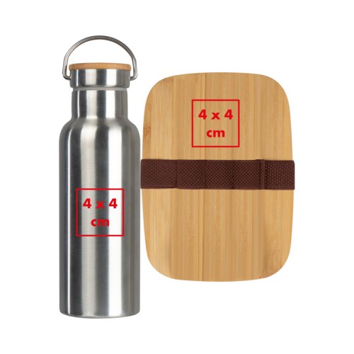 Zilveren roestvrijstalen fles met bamboe deksel en een bamboe lunchbox met elastiek.