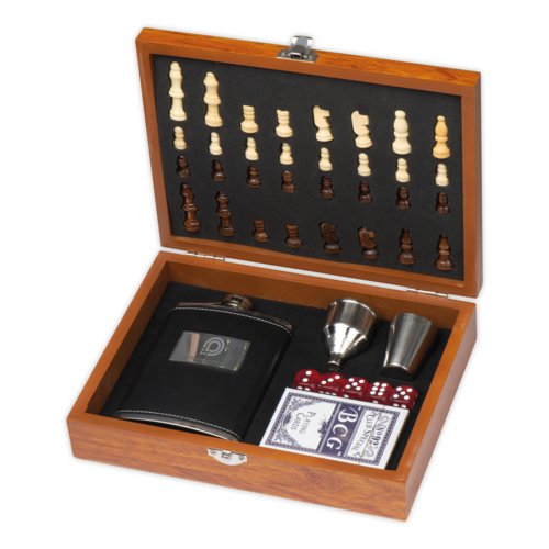 Houten gameset met schaakstukken, dobbelstenen, speelkaarten en flacon.