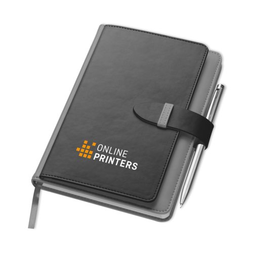 Grijs notitieboek met harde kaft en sluitband.