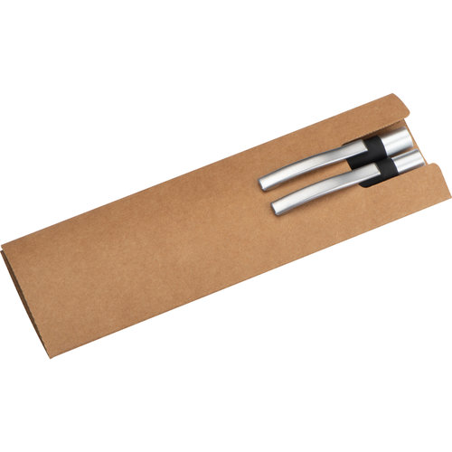 Zwarte schrijfset met pennen en papier.