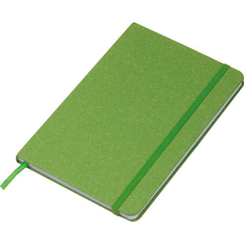 Groen notitieboek met elastische sluiting en bladwijzer.