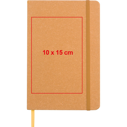 Bruin papieren notitieboek met elastiek en bladwijzer.