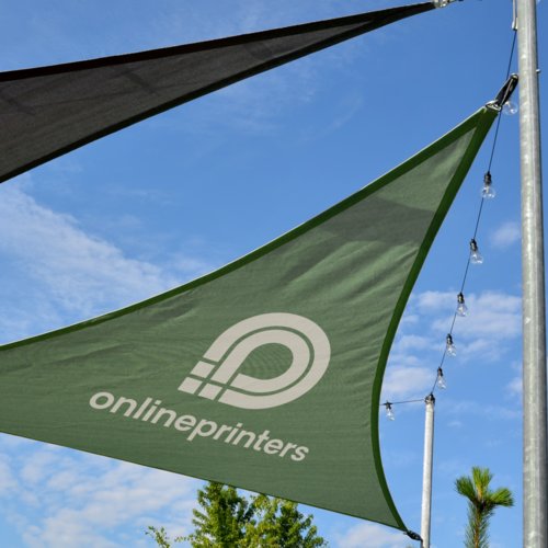 Driehoekig canvas zonnescherm met bevestigingsogen.