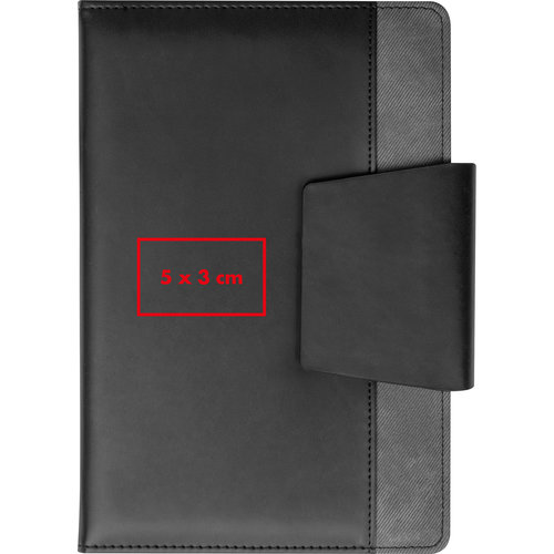 Zwart notitieboek met magnetische sluiting.
