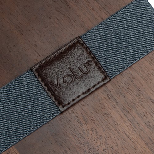 Zilvergrijze houten lunchbox met stoffen band en sluiting.