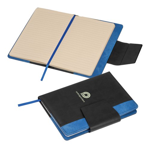Blauw notitieboek met sluitlipje en bladwijzer.