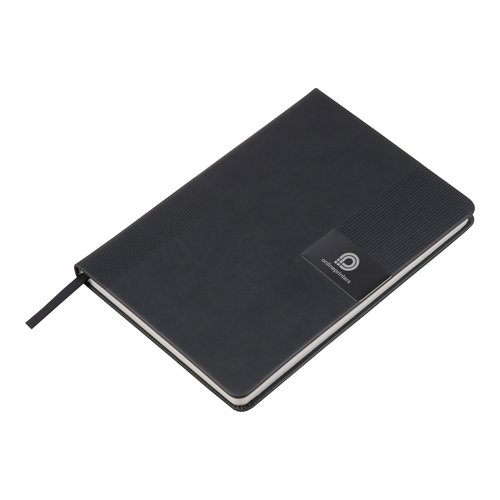 Zwart notitieboek met penhouder en lintbladwijzer.