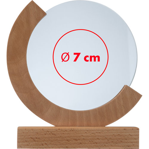 Houten trofee met een houten voet en een transparant, rond oppervlak.