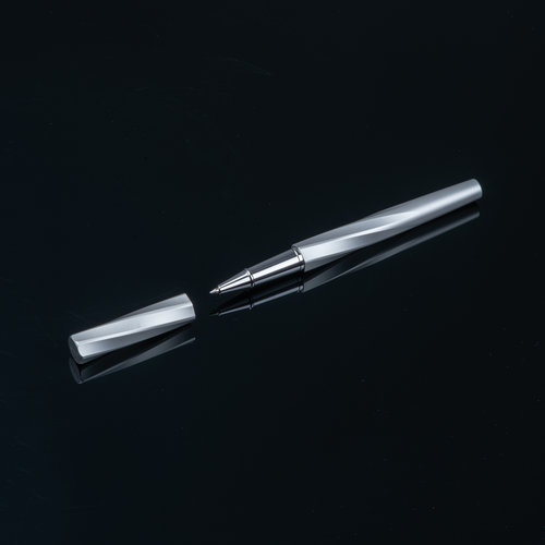 Messingkleurige rollerball pen met dop.