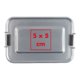 Zilverkleurige aluminium lunchbox met scharniersluitingen.