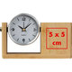 Houtkleurige pennenhouder met analoge klok.