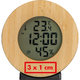 Houten weerstation met digitaal display en sensoren.