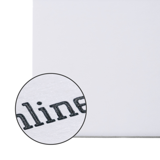 Afbeelding Close-up van kunstdrukpapier met een glad, wit oppervlak en een fijne structuur.