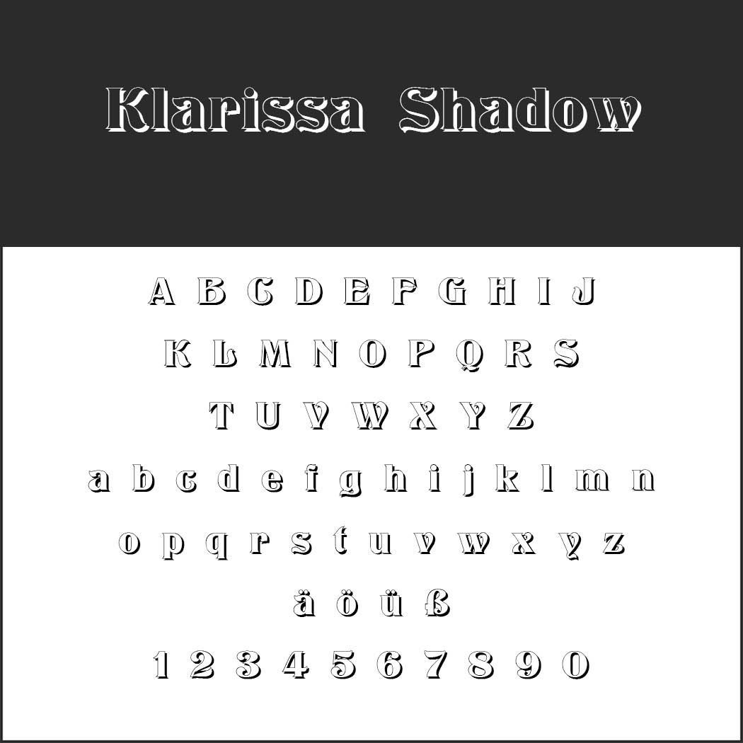 Gestileerd lettertype met de titel Klarissa Shadow, weergegeven met hoofdletters, kleine letters en de cijfers 0-9. Inclusief speciale tekens: ä, ö, ü, ß. De tekst is in een schaduwrijke, decoratieve stijl op een contrasterende achtergrond.