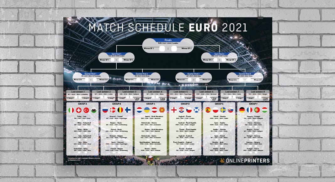 Een geïllustreerd speelschema voor het EK 2021, oftewel "EM 2021 Spielplan", hangt tegen een bakstenen muur. Het toont de groepsfase, knock-outrondes en de laatste details, versierd met teamvlaggen en wedstrijdschema's in een overzichtelijke bracket-indeling.