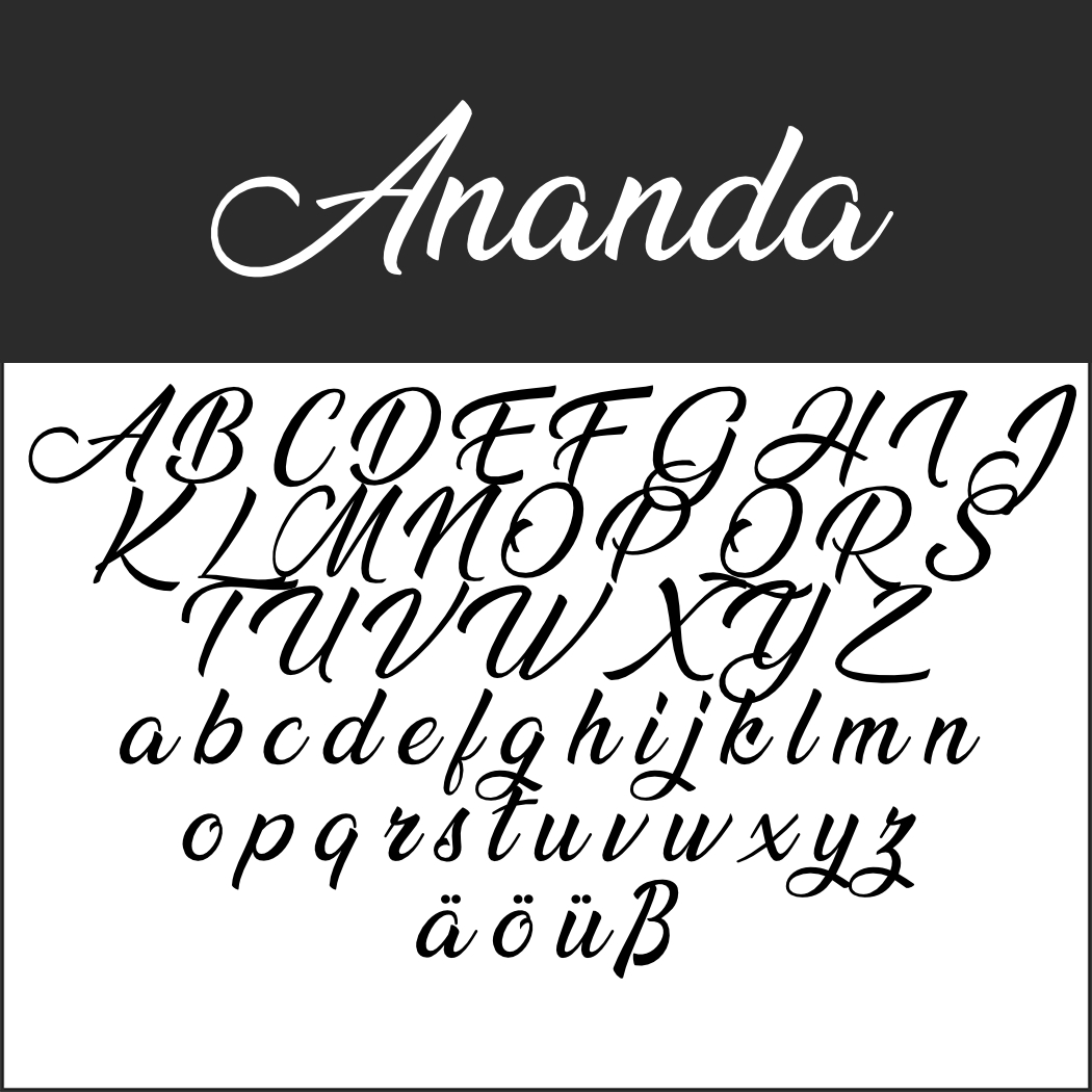 Een weergave van het Ananda-schrift met hoofdletters en kleine letters, inclusief speciale tekens zoals ä, ö, ü en ß. Dit kalligrafieschrift wordt gepresenteerd in een stijlvol cursief ontwerp op een gesplitste zwart-witte achtergrond.