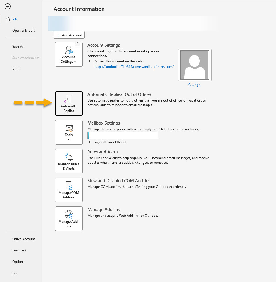Schermafbeelding van een interface voor e-mailaccountinstellingen met opties zoals Accountinstellingen, afwezigheidsnota (Automatische antwoorden), Mailboxinstellingen, Regels en waarschuwingen, en COM-invoegtoepassingen. Een oranje pijl markeert de sectie afwezigheidsnota.