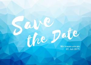 Tekst 'Save the Date' in witte letters op een blauwe geometrische achtergrond. De kleinere tekst eronder luidt 'Wir trauen uns am 07. Juli 2017', een knipoog naar stijlvolle ontwikkelingspostkaarten die tijdloze momenten vastleggen.
