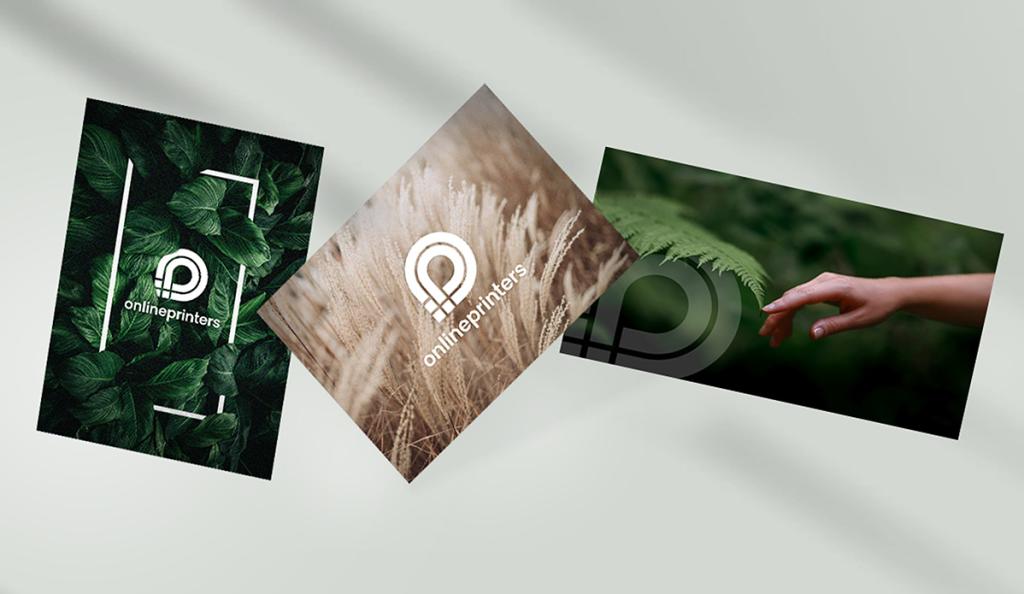 Drie ontwikkelingspostkaarten met natuurthema's worden getoond tegen een lichte achtergrond. De linkerkaart toont groene bladeren, de middelste een close-up van tarwe en de rechter een hand bij varens. Elke kaart toont trots het onlineprinters-logo in het wit.