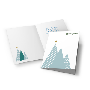 Een wenskaart met abstracte blauwe en blauwgroene kerstbomen en een gouden ster op de cover. Binnenin staat een handgeschreven blauwe tekst en het logo van Onlineprinters in de rechterbovenhoek.